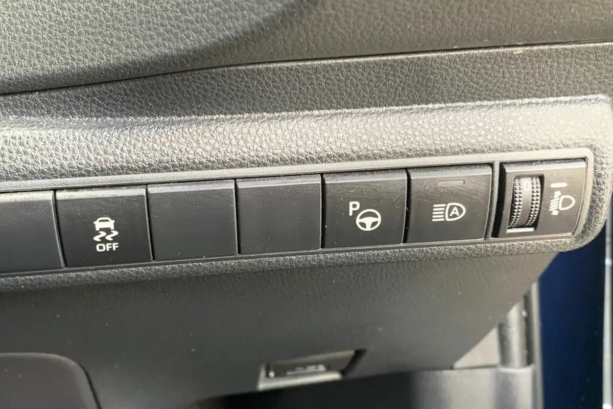 2022-toyota-corolla-18-vvt-i-icon-tech-spare-wheel-touring-sports-5d-big-37