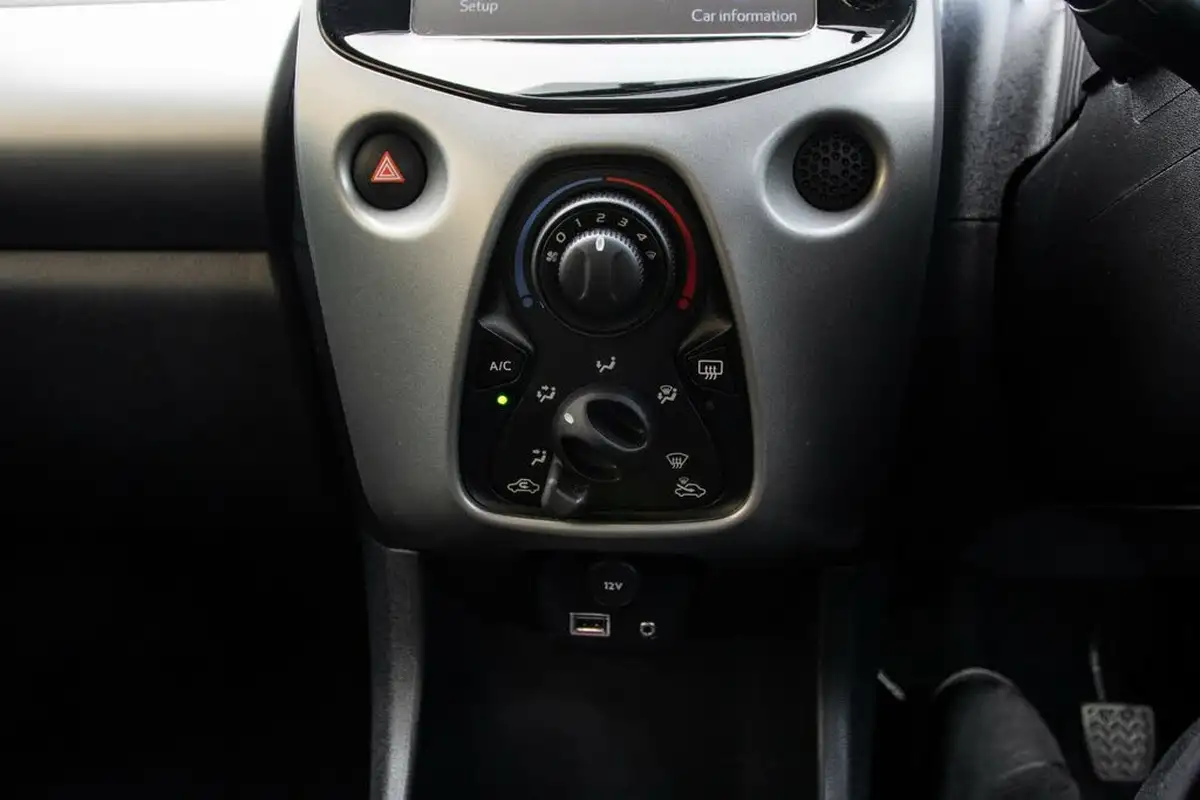 2015-citroen-c1-10-vti-feel-3d-big-29