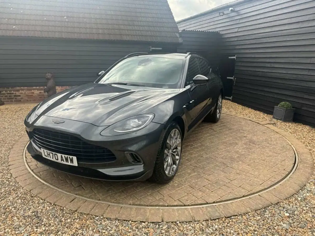2020-aston-martin-dbx-40-v8-big-49