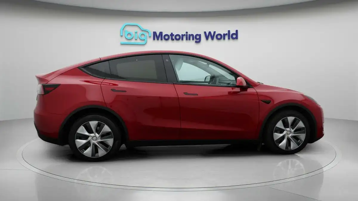 2022-tesla-model-y-e-long-range-big-8