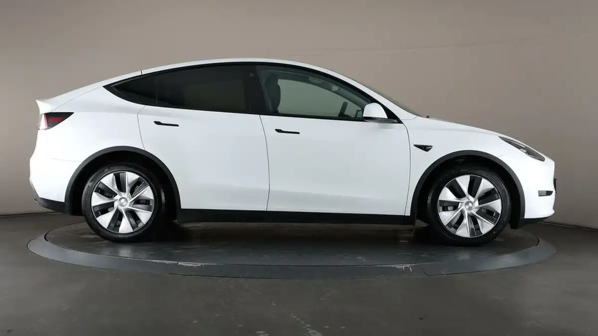 2022-tesla-model-y-e-rwd-big-52