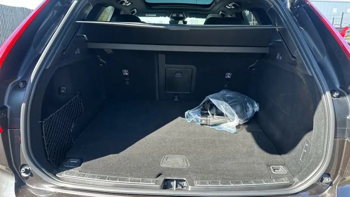 2024-volvo-xc60-20-t8-ultimate-dark-big-16