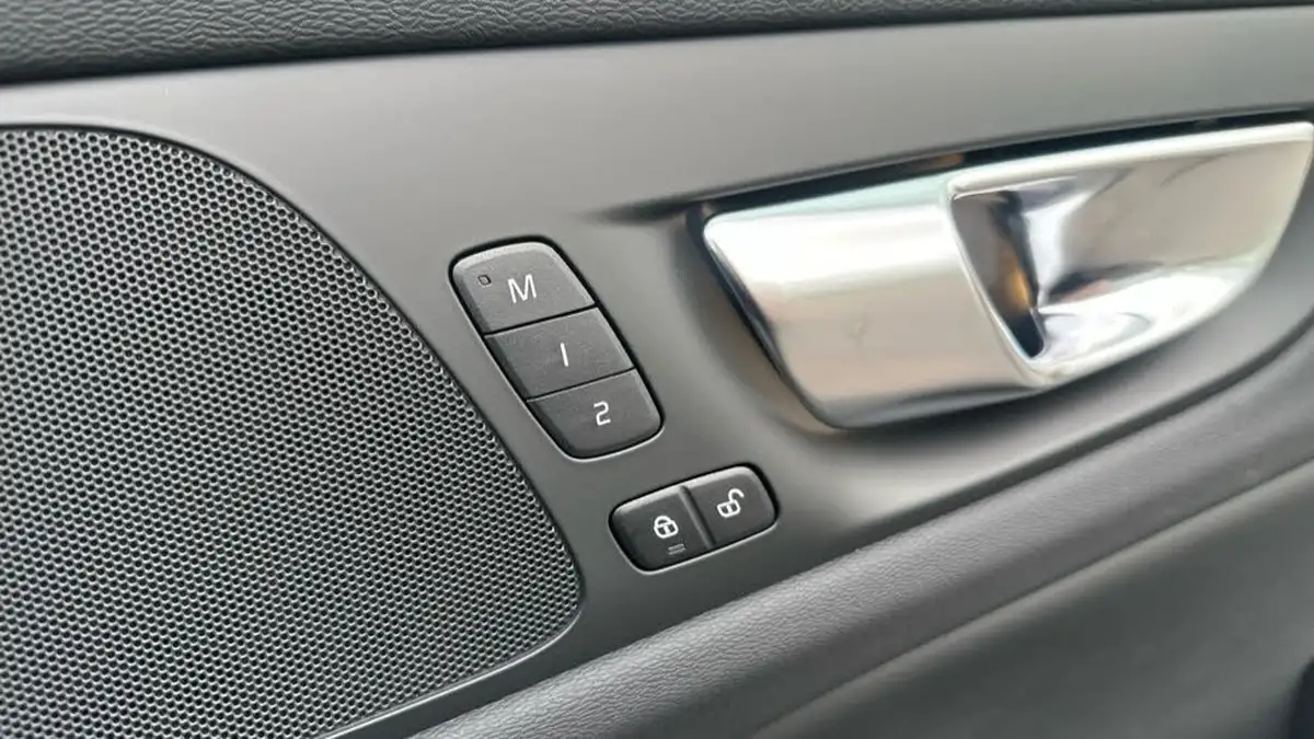 2025-volvo-v60-20-b4-plus-station-wagon-big-22
