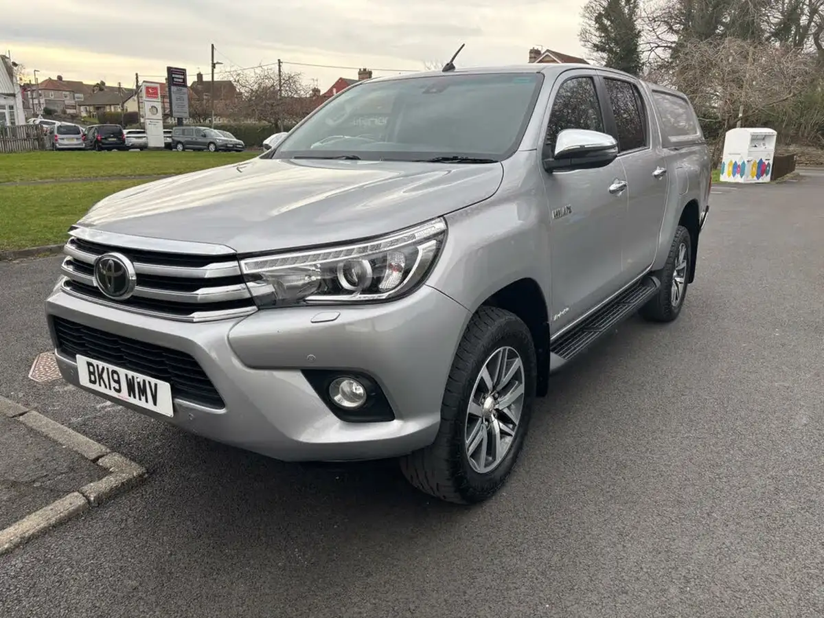 2019-toyota-hi-lux-24d-invincible-ss-auto-big-2