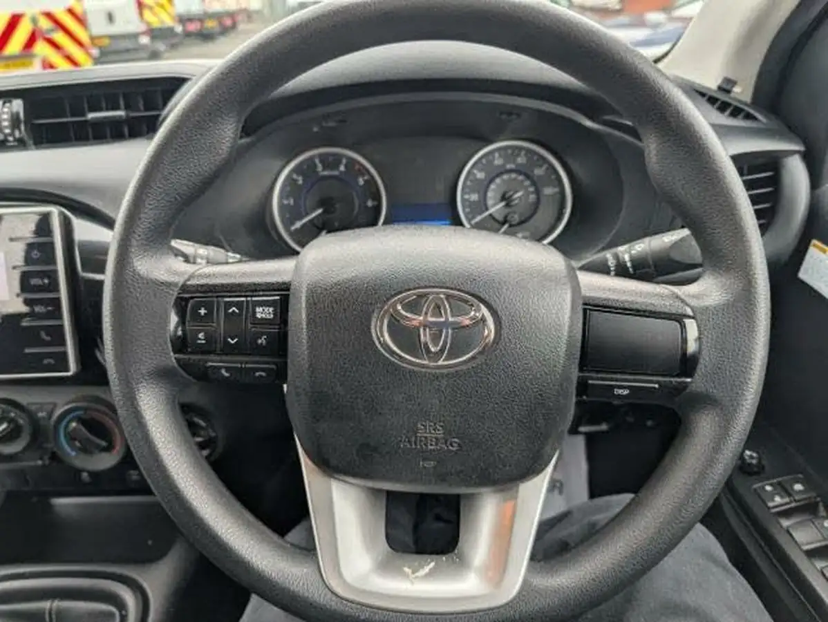 2020-toyota-hi-lux-24d-4d-active-150hpeu6dt-e-35t-double-pick-up-big-17