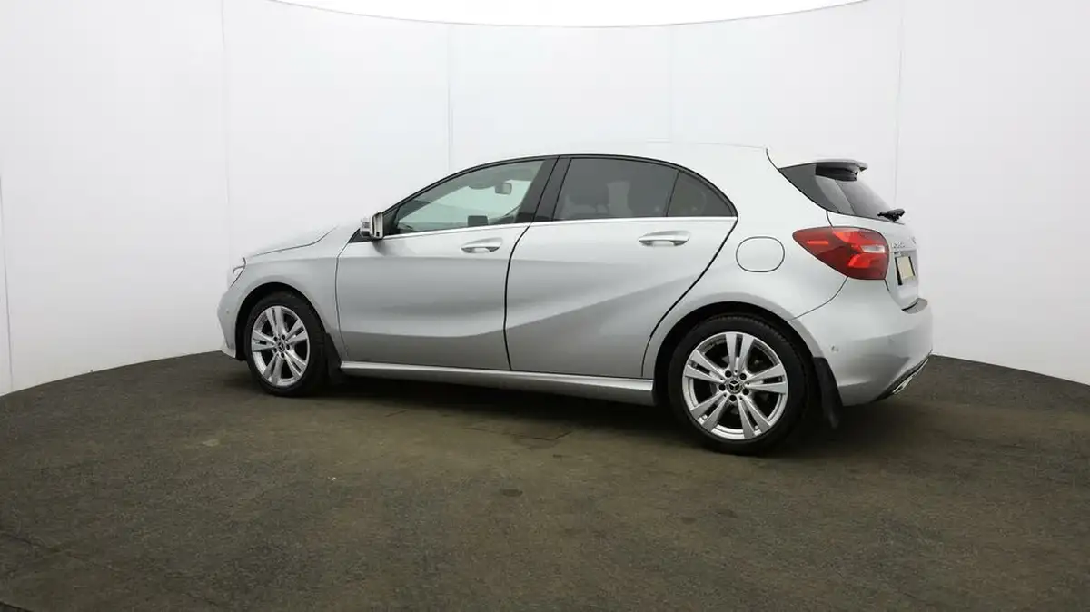 2017-mercedes-benz-a-class-15d-a180d-sport-premiumss-7g-dct-big-56