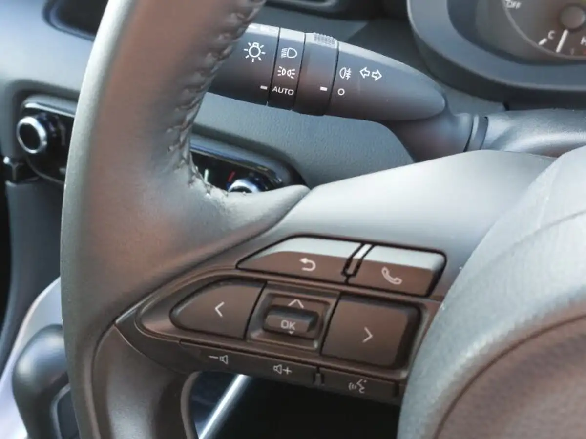 2024-mazda-mazda2-15-centre-line-big-16