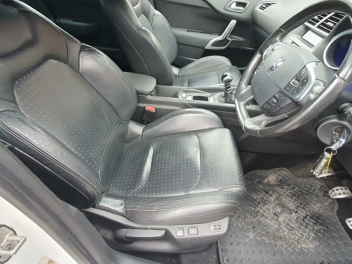 2013-citroen-ds4-20hdi-dsport-big-19