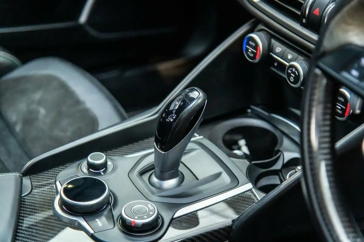2017-alfa-romeo-giulia-29-biturbo-quadrifoglio-big-49