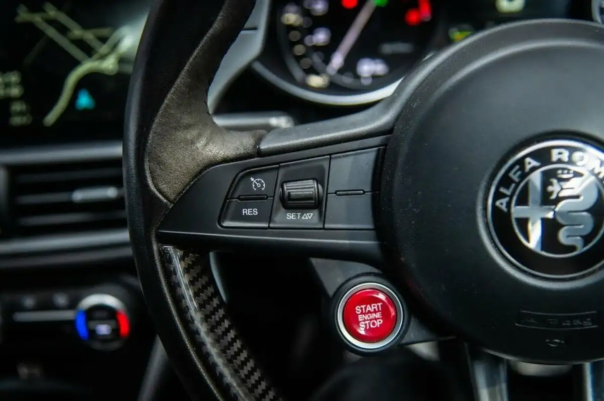 2017-alfa-romeo-giulia-29-biturbo-quadrifoglio-big-7
