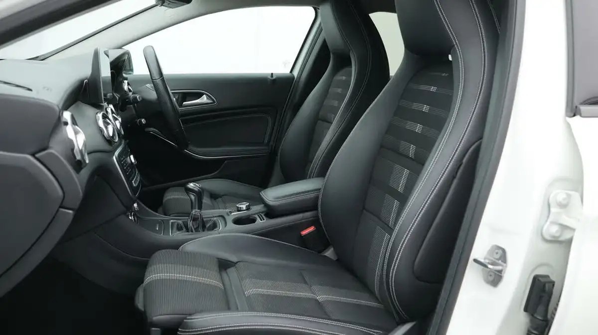 2019-mercedes-benz-gla-class-16-gla-180-urban-edition-ss-big-14