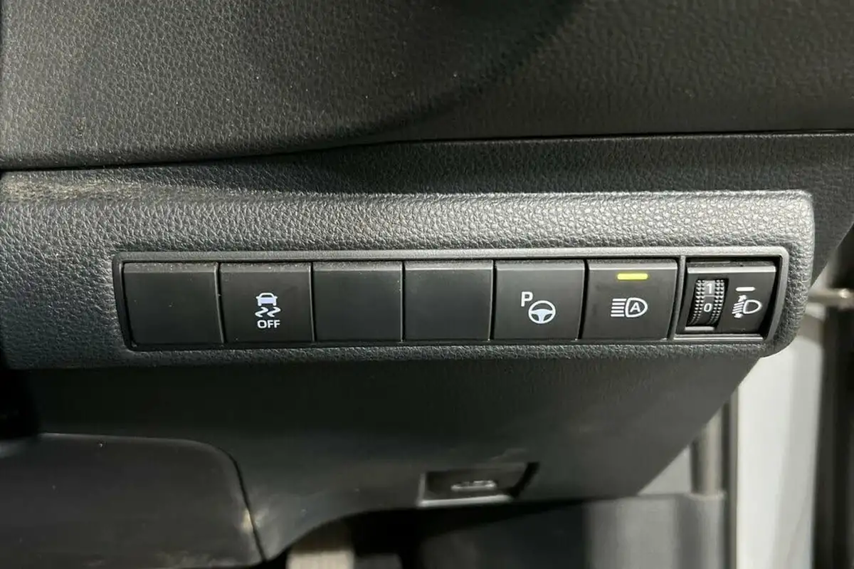 2021-toyota-corolla-18-vvt-i-icon-tech-spare-wheel-touring-sports-5d-big-15