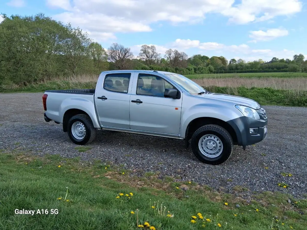 2017-isuzu-d-max-25td-4x4-double-pickup-big-0
