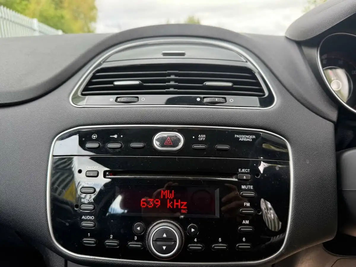 2014-fiat-punto-12-easy-3d-big-18