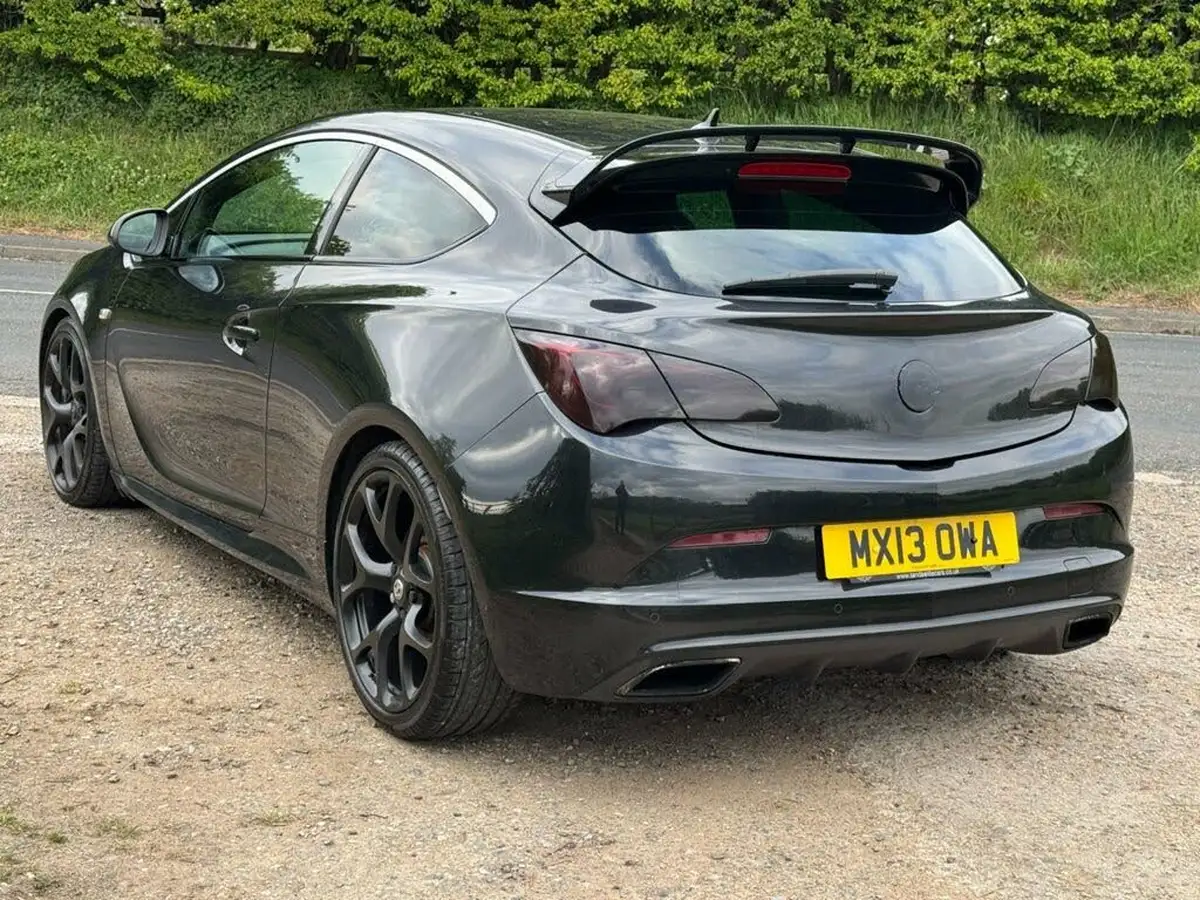 2013-vauxhall-astra-20-vxr-big-13
