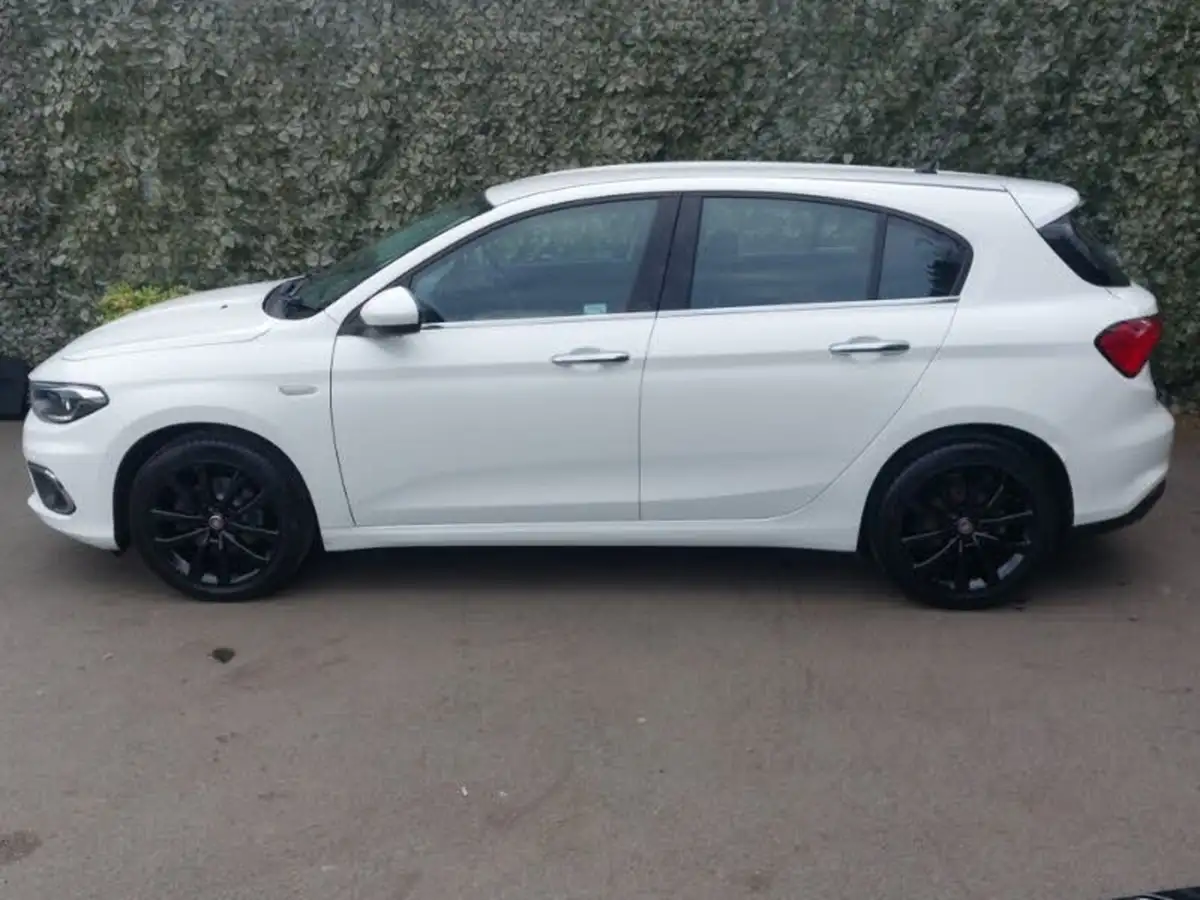 2017-fiat-tipo-14-lounge-hatchback-big-3