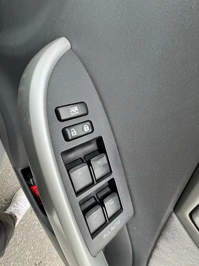 2010-toyota-prius-big-7