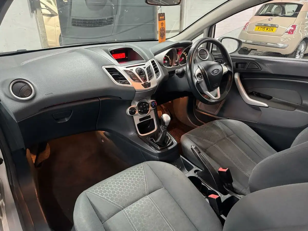 2009-ford-fiesta-125-zetec-3d-big-21