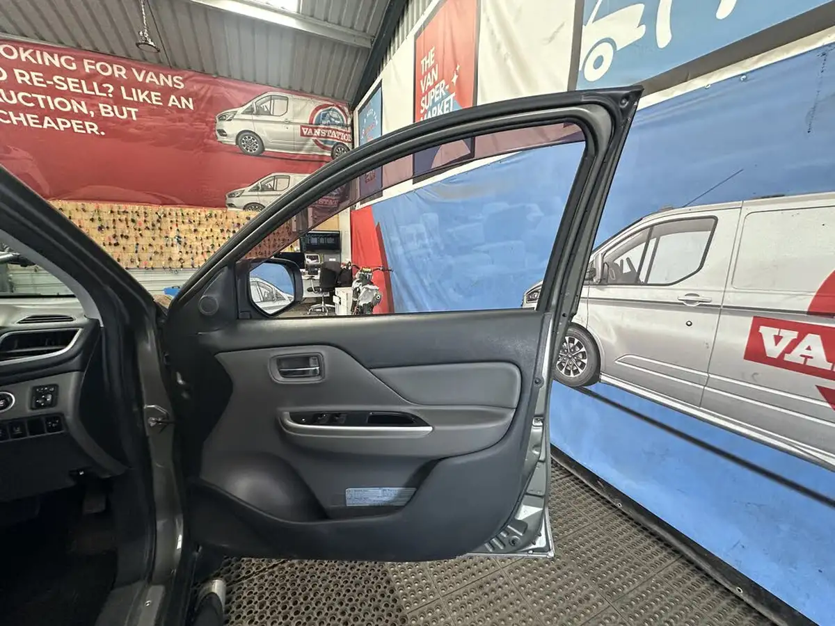 2016-mitsubishi-l200-24di-d-barbarian-auto-big-13
