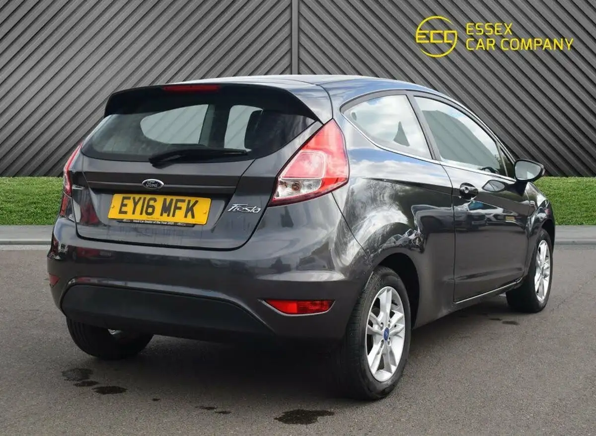 2016-ford-fiesta-125-zetec-3d-big-11