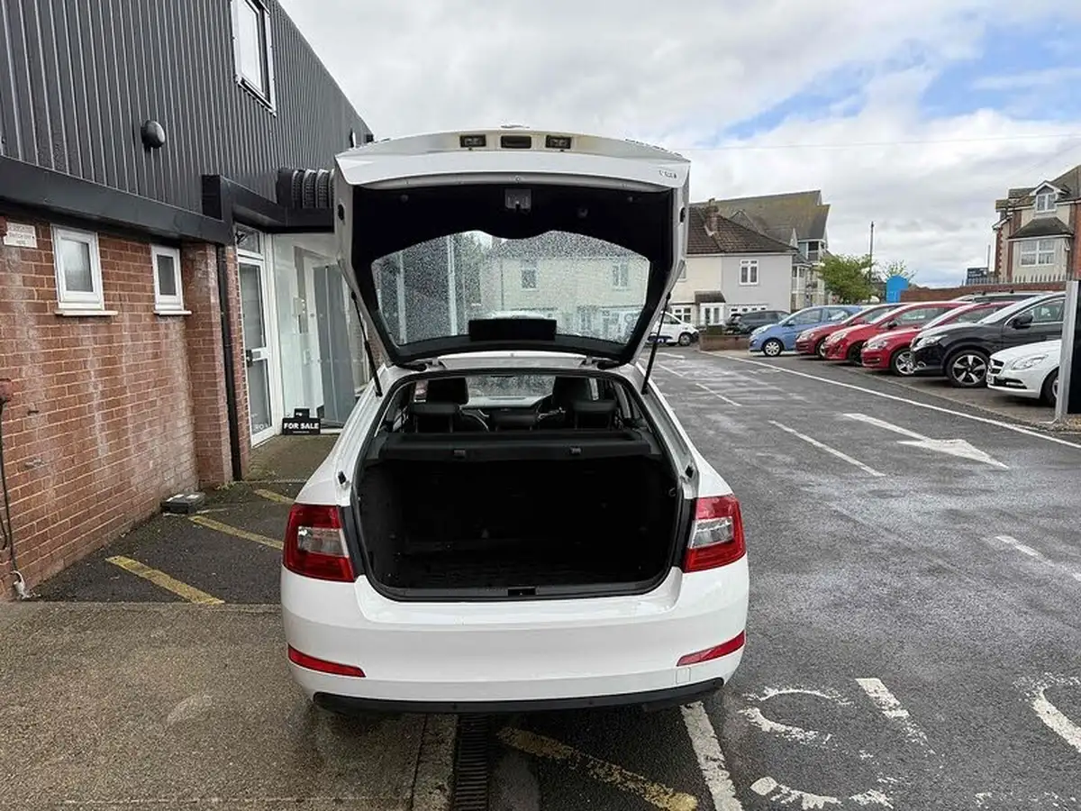 2013-skoda-octavia-20tdi-elegance-hatchback-big-21