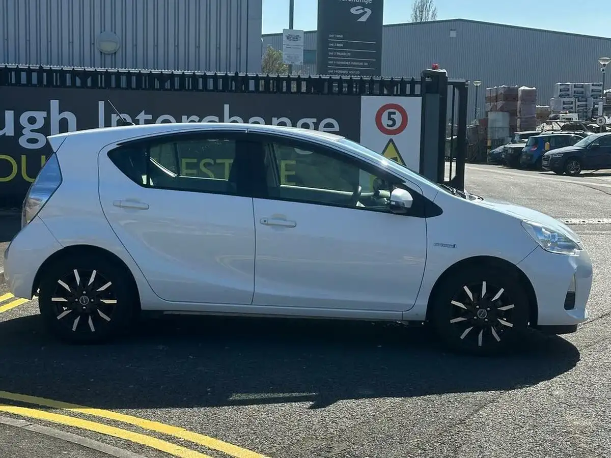2014-toyota-yaris-big-14