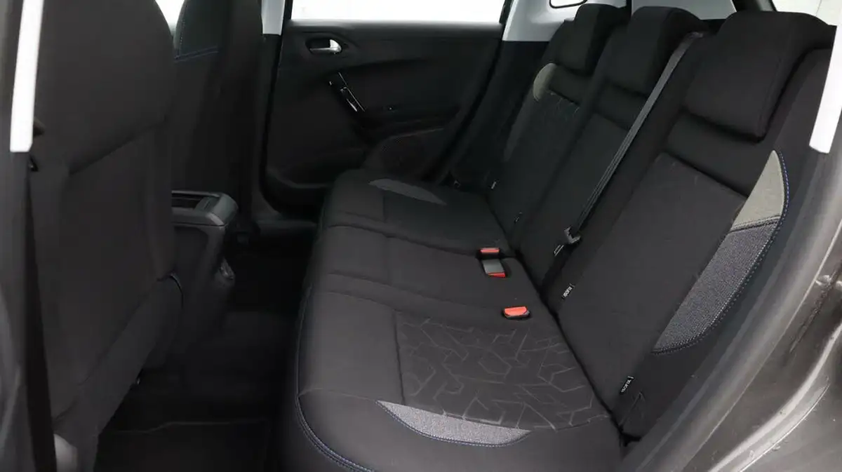 2019-peugeot-2008-suv-12-puretech-signature-82bhp-big-16