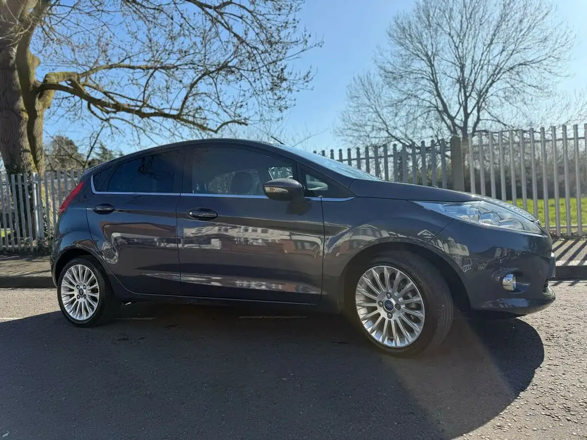 2012-ford-fiesta-14-titanium-5d-big-17