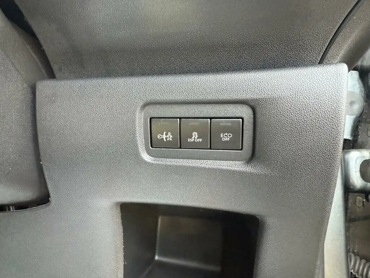 2014-citroen-c3-12-e-vti-vtr-big-27