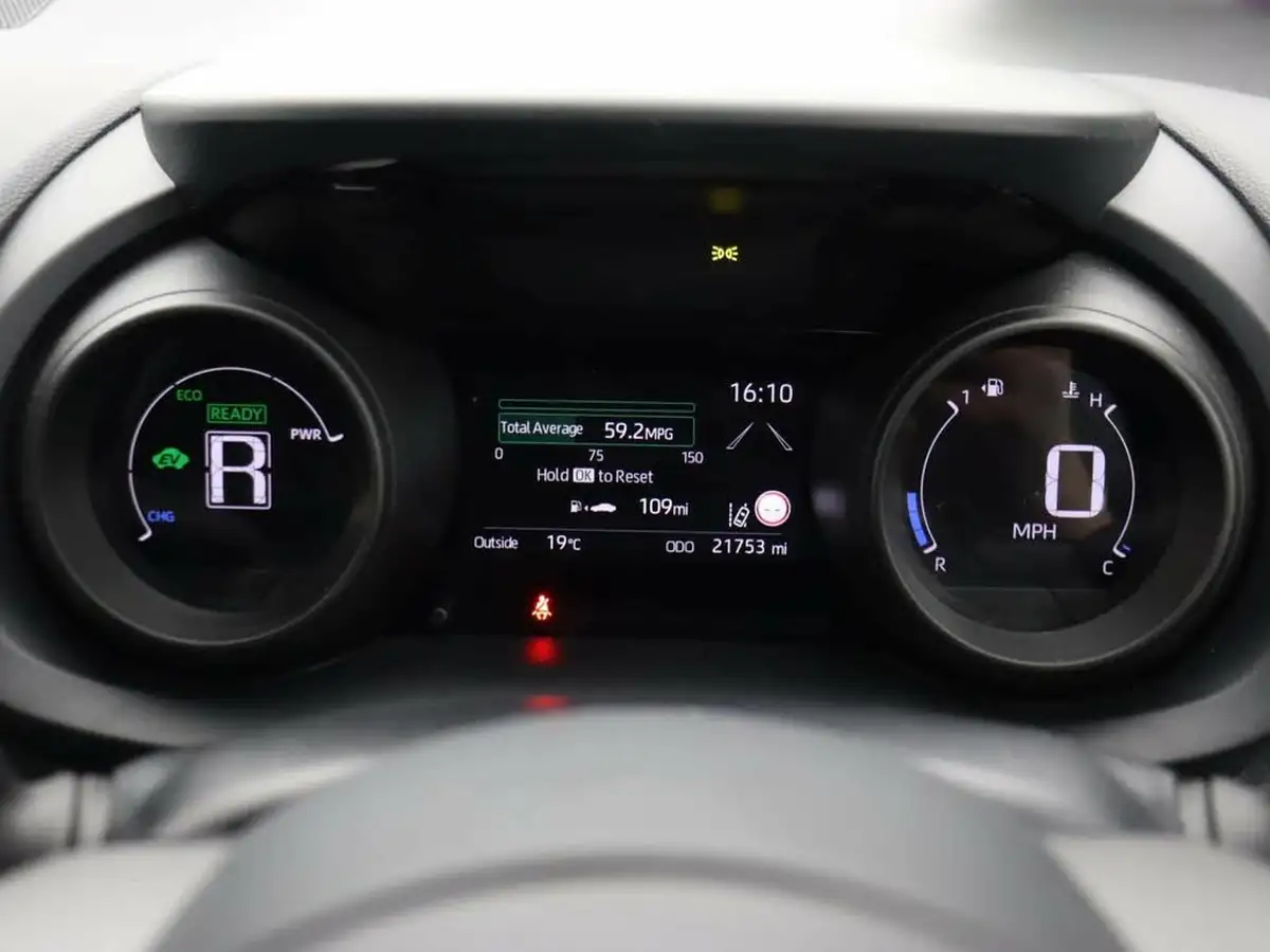 2022-toyota-yaris-15-vvt-i-design-big-15