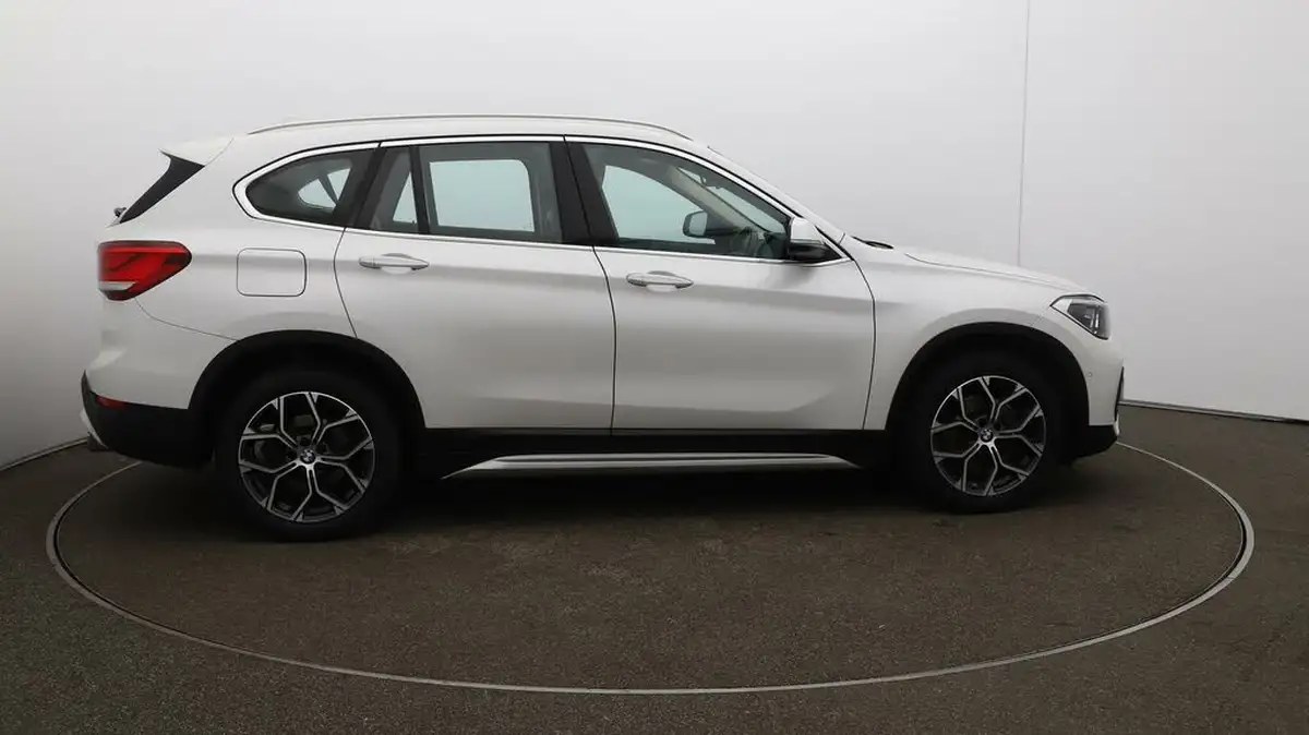 2021-bmw-x1-20-sdrive20i-xline-big-8