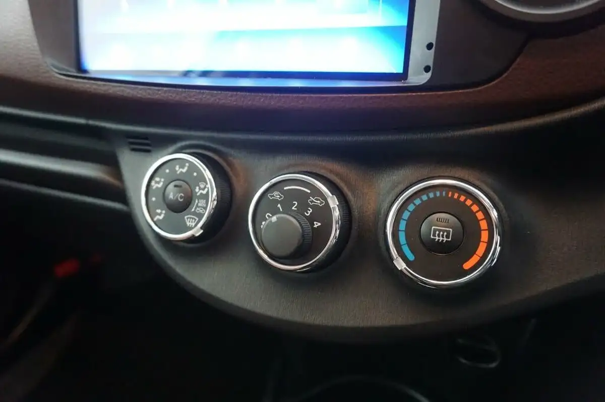2011-toyota-yaris-big-32