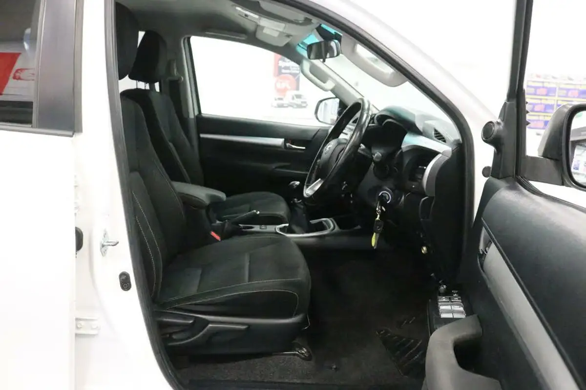 2020-toyota-hi-lux-24d-4d-icon-35t-big-10