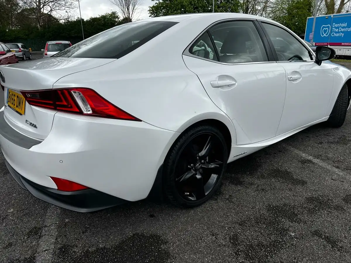 2016-lexus-is-300h-25-sport-big-6