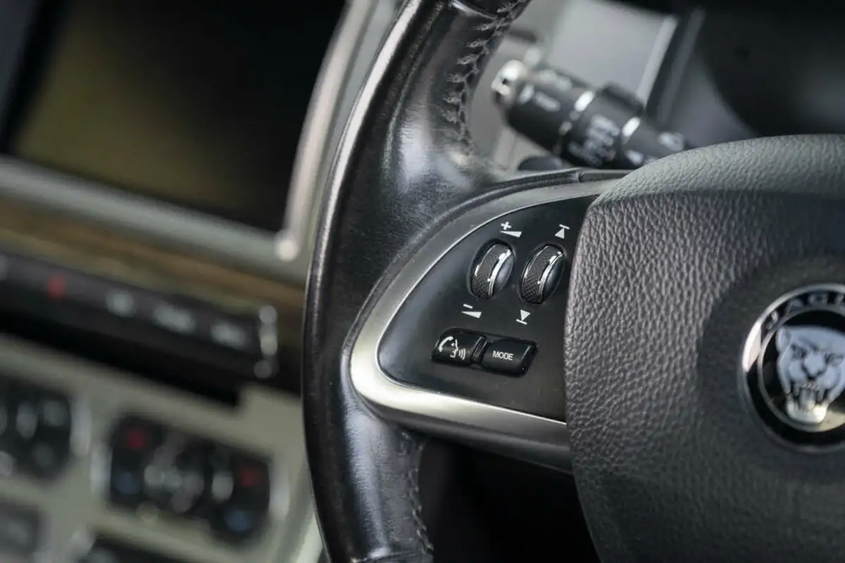 2015-jaguar-xf-22td-r-sport-163ps-saloon-4d-big-25