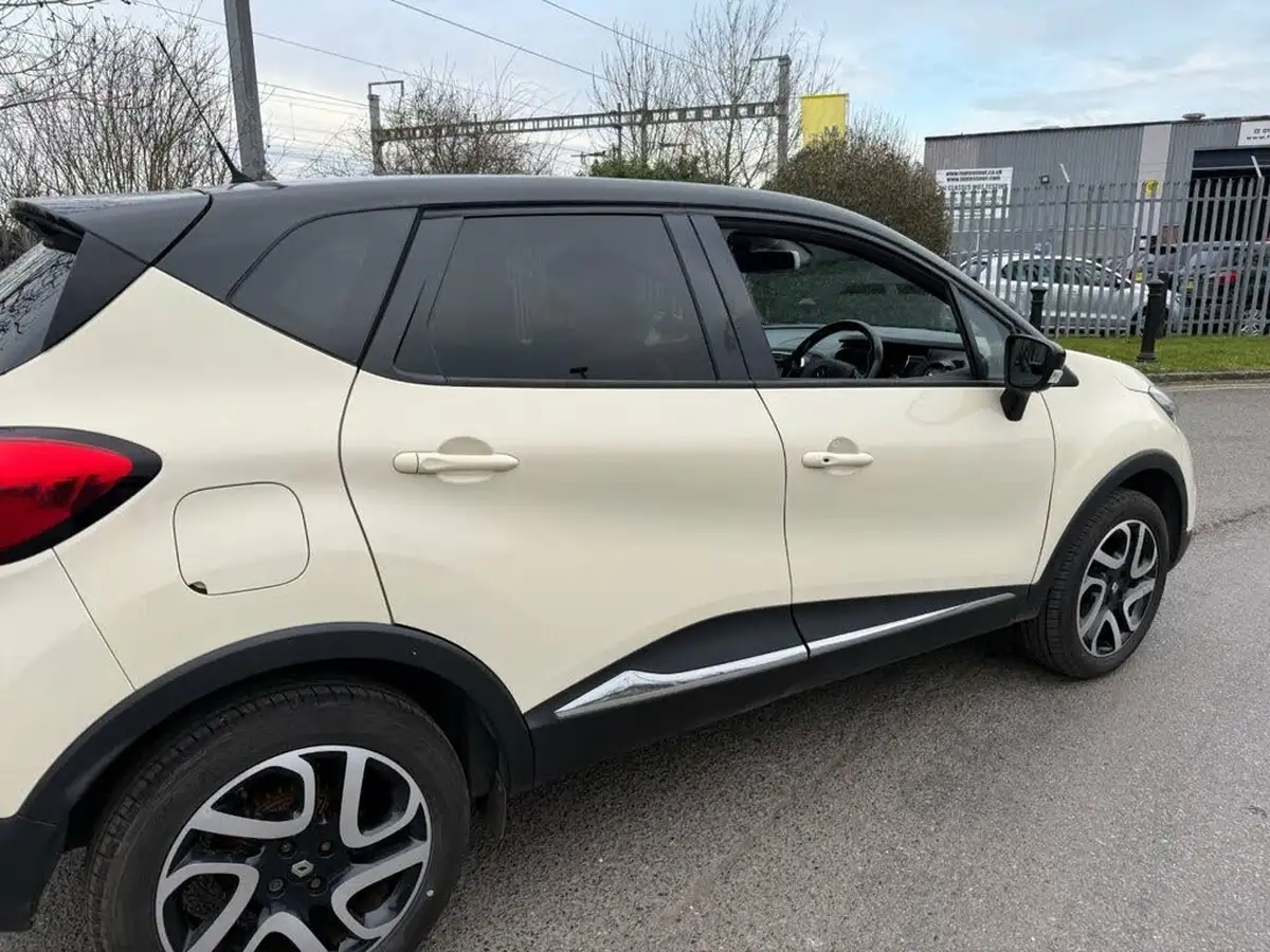 2016-renault-captur-09-signature-nav-big-12
