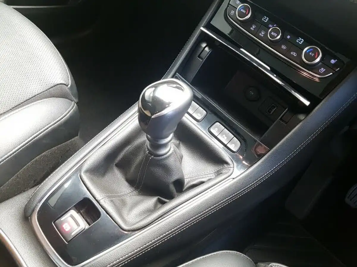 2019-vauxhall-grandland-x-12-elite-nav-big-16