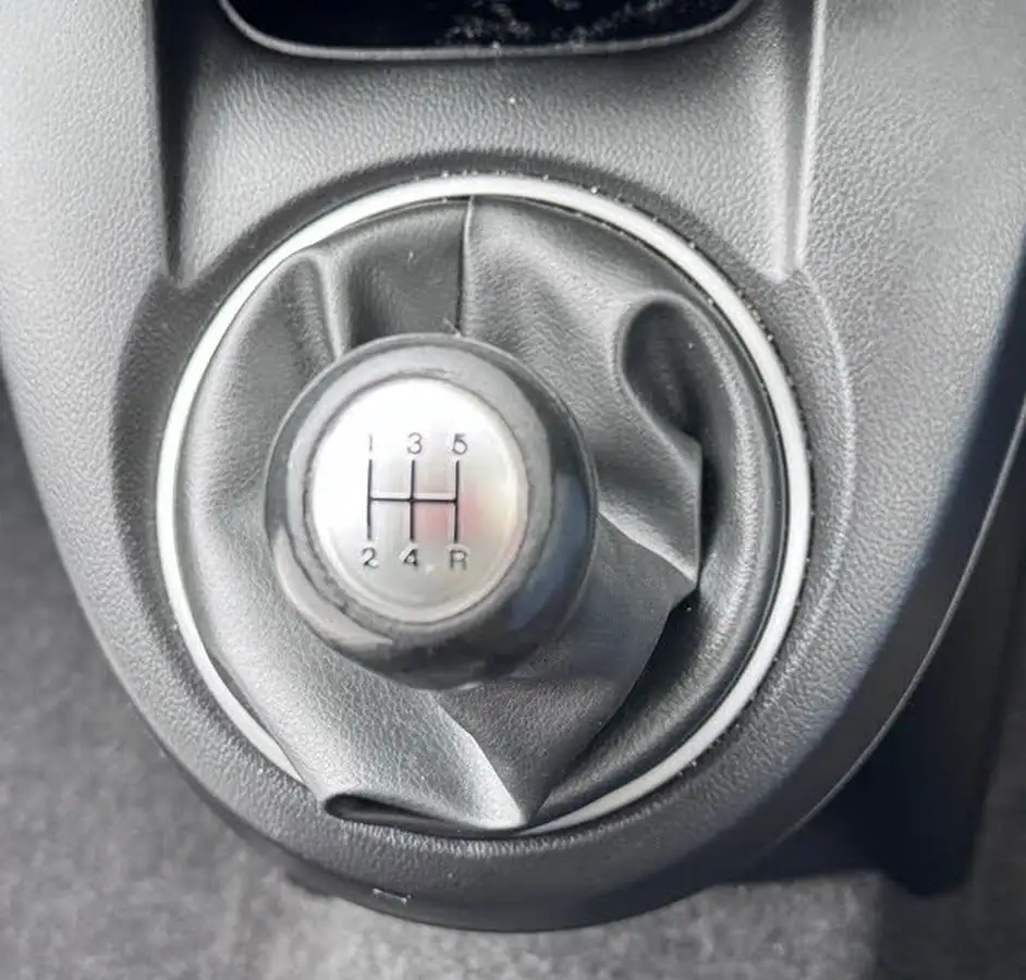2013-mazda-mazda2-13-venture-big-30
