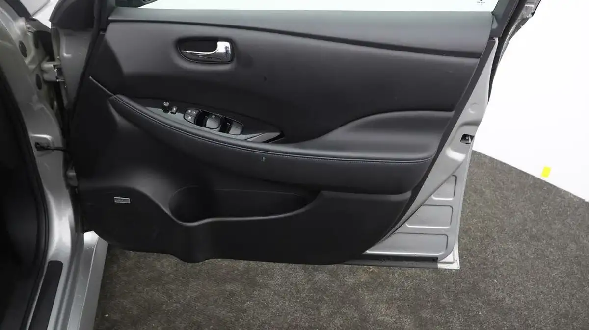2021-nissan-leaf-e-tekna-big-14