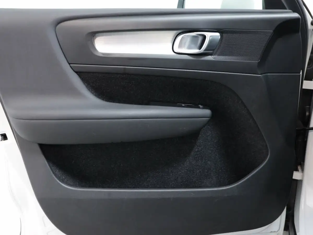 2020-volvo-xc40-15-t3-momentum-big-41