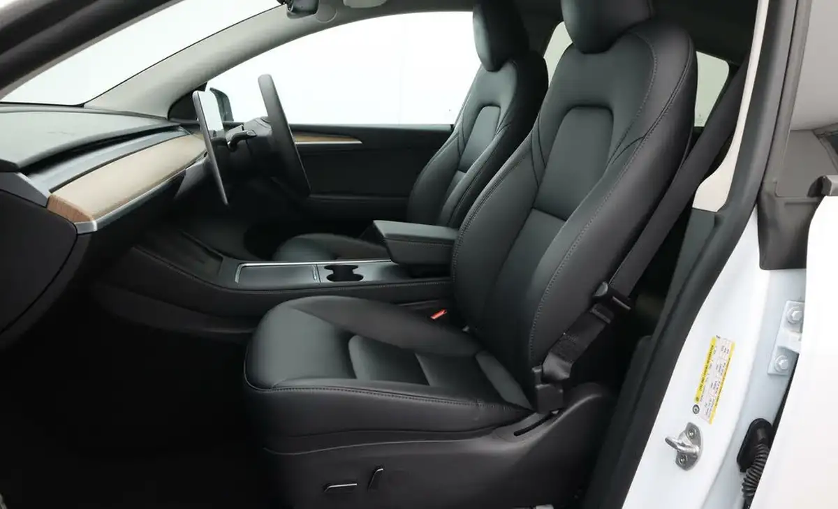 2023-tesla-model-y-e-long-range-big-14