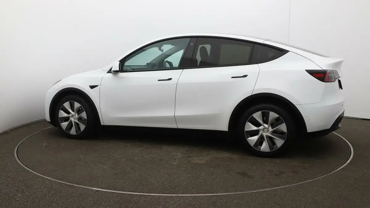 2022-tesla-model-y-e-long-range-big-49