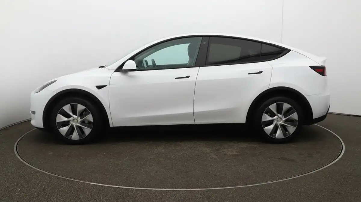 2022-tesla-model-y-e-long-range-big-4