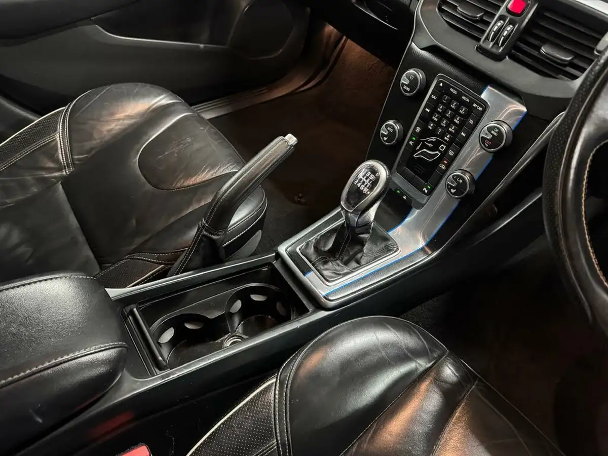 2014-volvo-v40-20td-d3-r-design-lux-nav-big-22