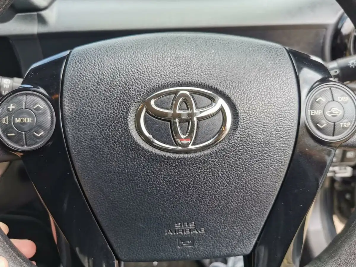 2016-toyota-aqua-15-hybrid-vvt-i-cvt-big-9