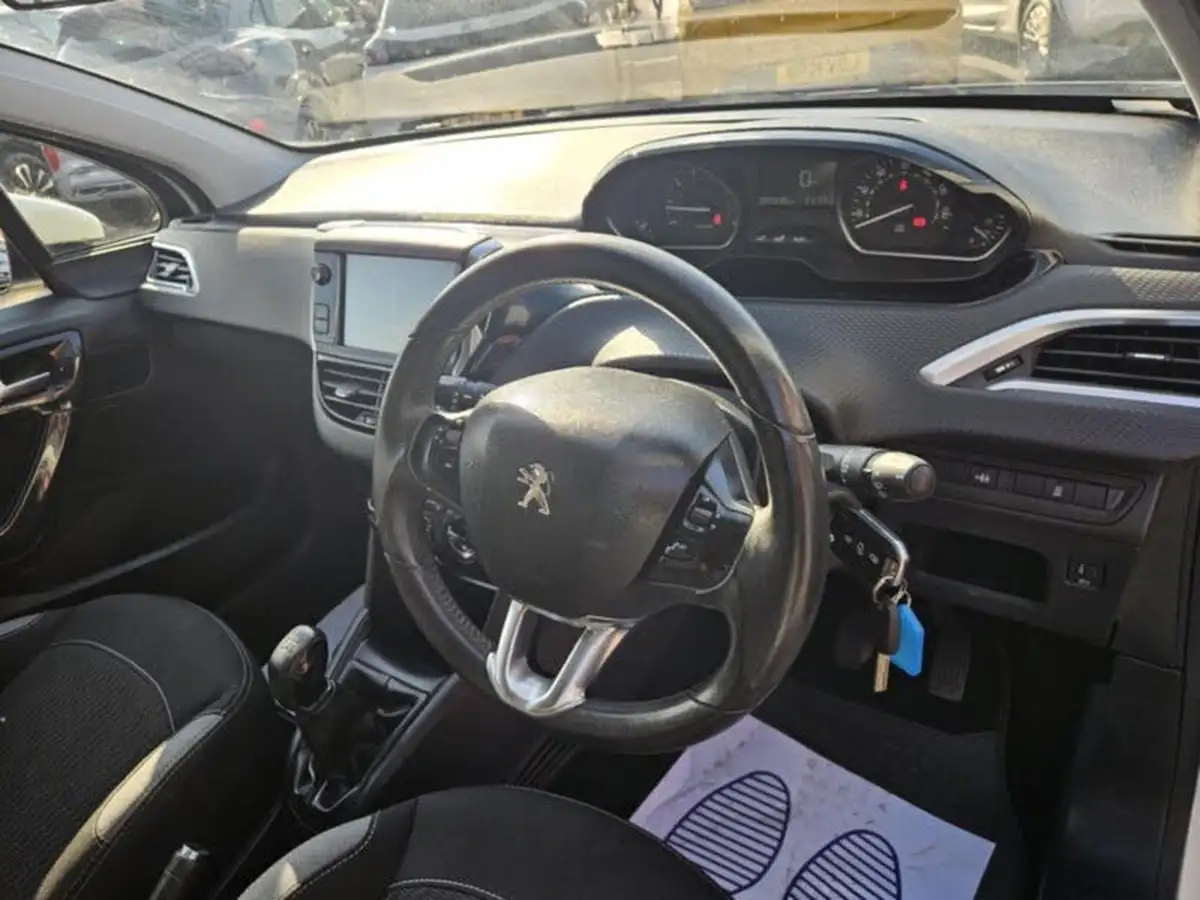 2016-peugeot-208-12-puretech-active-82bhp-5d-big-22