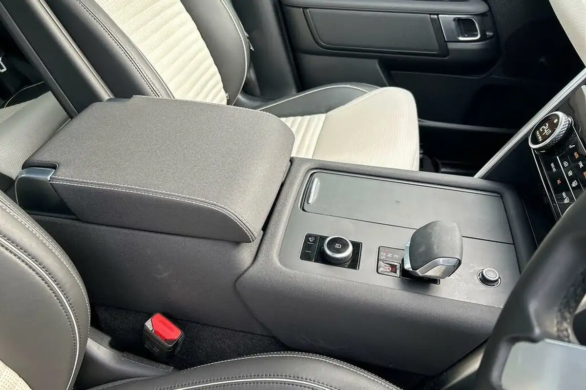2024-land-rover-discovery-30-d300-dynamic-hse-big-51