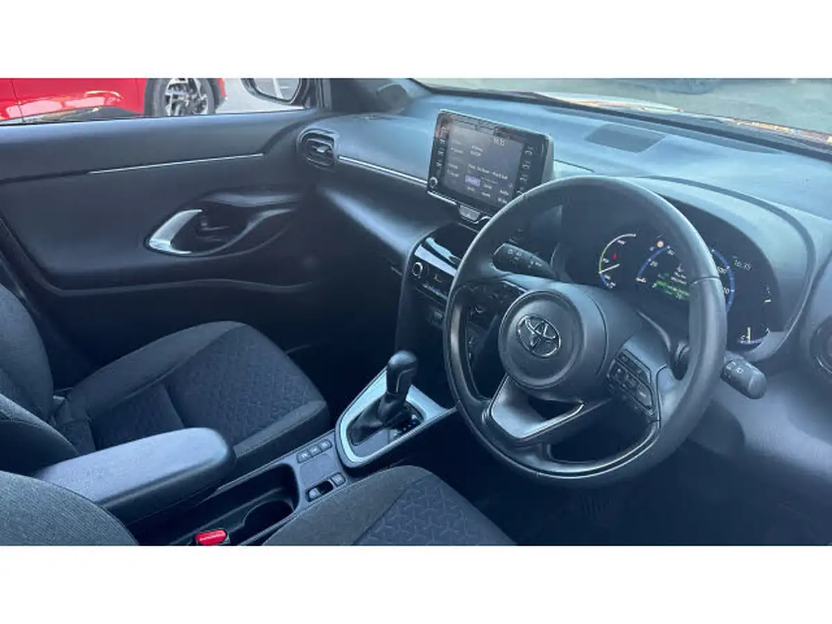 2023-toyota-yaris-cross-15-vvt-i-design-big-10