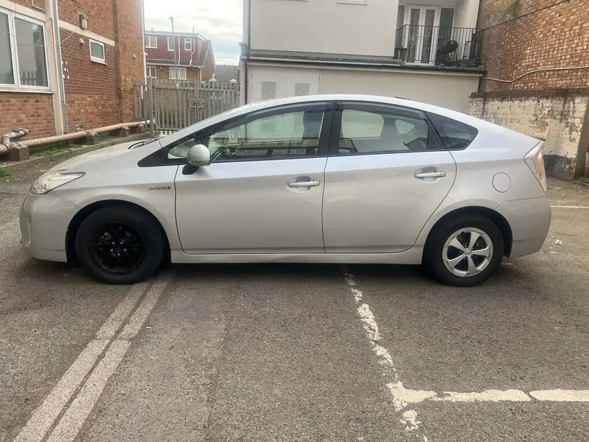 2015-toyota-prius-hybrid-big-1