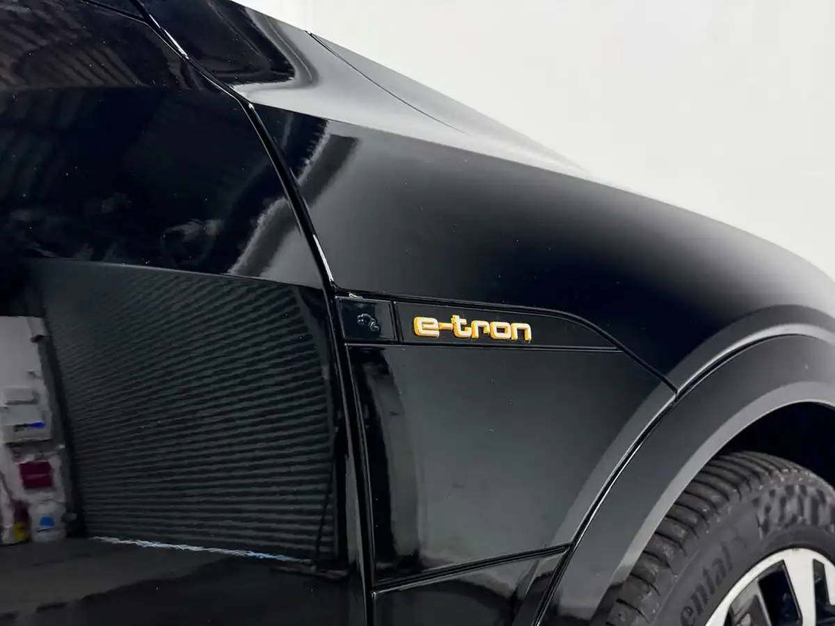 2022-audi-e-tron-50e-black-edition-station-wagon-big-17